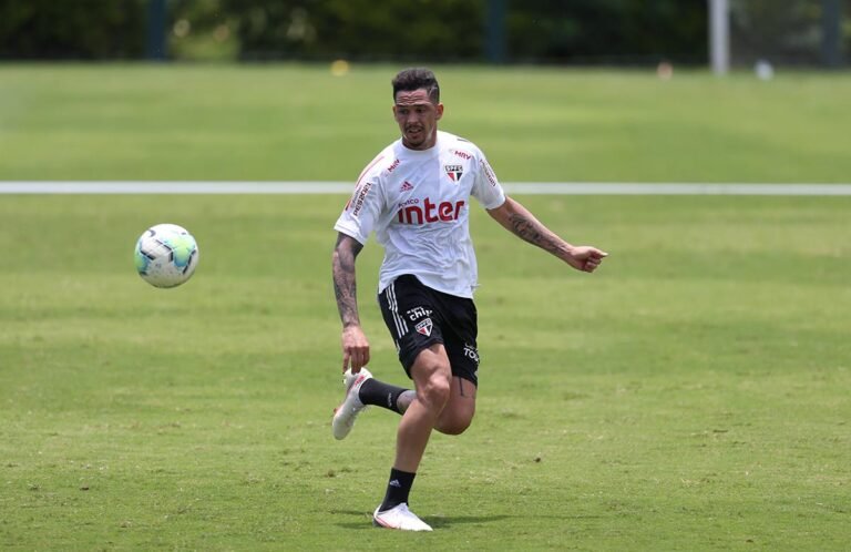 Luciano treina e é relacionado para jogo contra o Grêmio