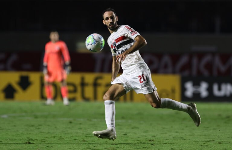 São Paulo renova com Juanfran até fevereiro de 2021