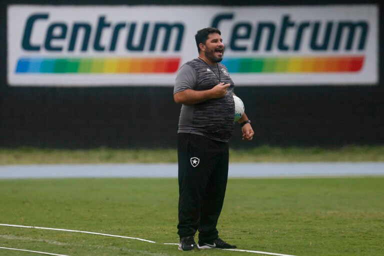 Após semana de treinos, Barroca define Botafogo para enfrentar o Corinthians