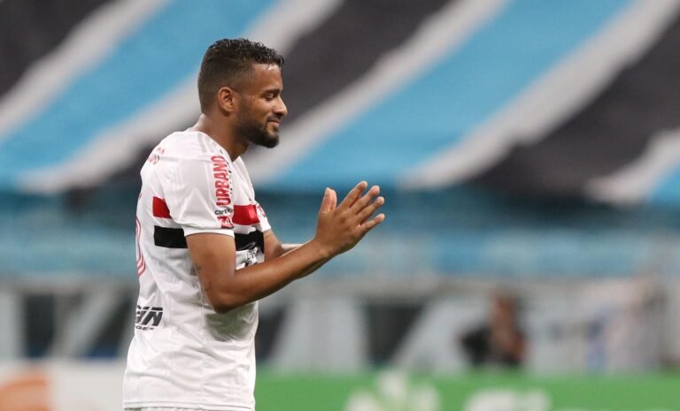 Reinaldo recebe terceiro amarelo e não enfrenta o Grêmio em jogo de volta