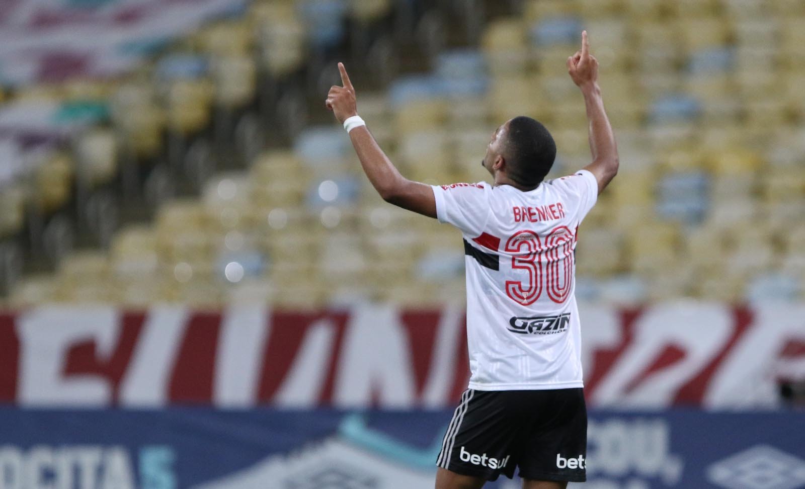 Com dois de Brenner, São Paulo vence o Fluminense no Maracanã