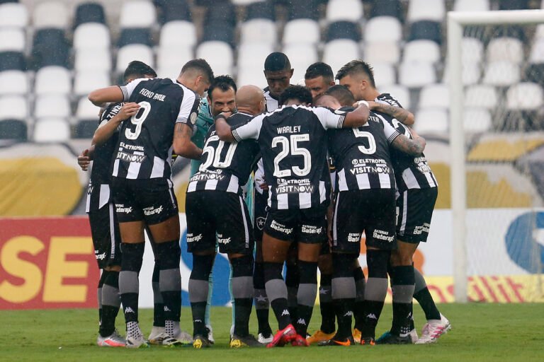 Apático e desorganizado, Botafogo perde para o Corinthians em casa