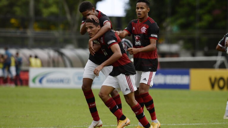 Flamengo vence de virada e abre vantagem sobre o Fluminense pelas quartas do Brasileiro sub-20