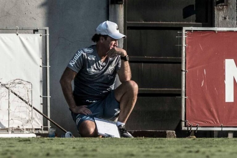 Com dúvidas, Cuca ainda não definiu time titular para jogo contra o Grêmio
