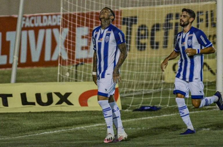 Confiança é goleado em casa