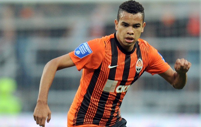 Dentinho chega a dois gols em Champions, ambos marcados contra o Real Madrid