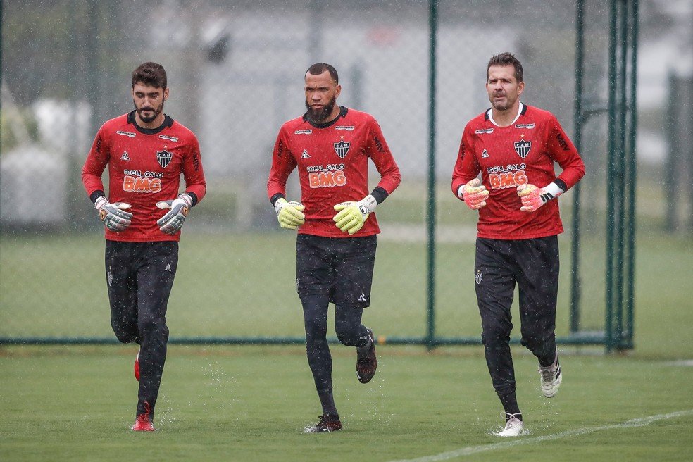 Everson fala sobre cobranças no Atlético e destaca amizade com Rafael e Victor: “Um ajuda o outro”