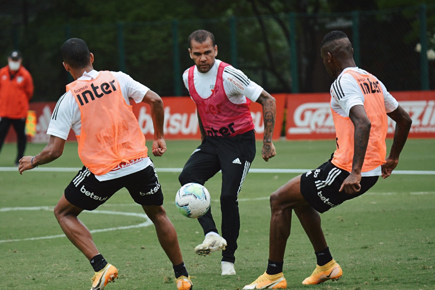 São Paulo inicia preparação para o Majestoso, Dani Alves volta ao time