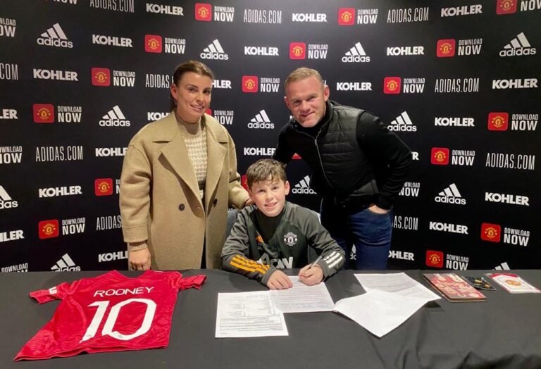 Filho de Wayne Rooney assina com o Manchester United