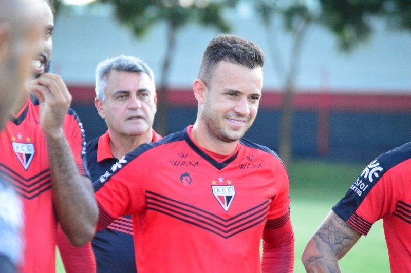 Destino de Gustavo Ferrareis depende do Atlético Goianiense.