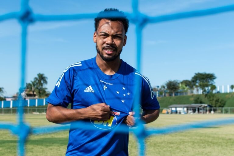 Presidente do Cruzeiro afirma que clube recusou R$ 15 milhões por Claudinho