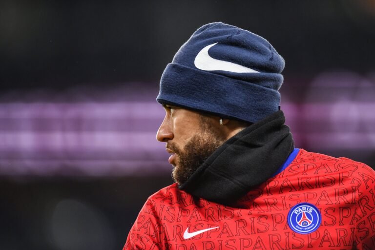 PSG confirma entorse no tornozelo de Neymar, que ainda realizará novos exames