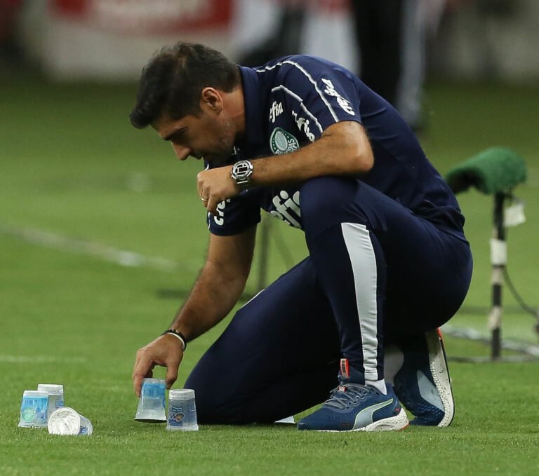 Palmeiras joga mal, perde e preocupa Abel Ferreira