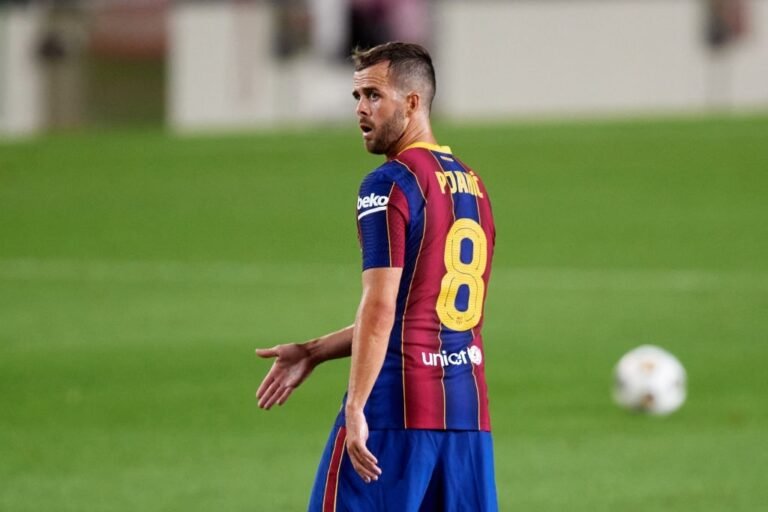 Pjanić demonstra insatisfação com pouco tempo de jogo no Barcelona: “Sempre correspondi”