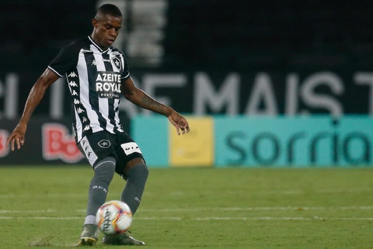 Suposta ida de Benevenuto e Babi à boate após derrota gera indisposição no Botafogo