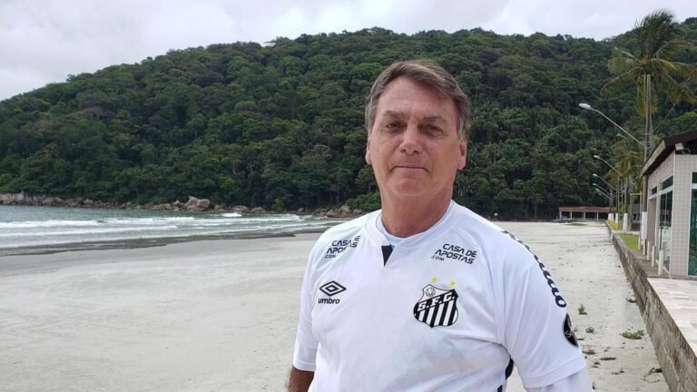 Bolsonaro vai à Vila para jogo beneficente