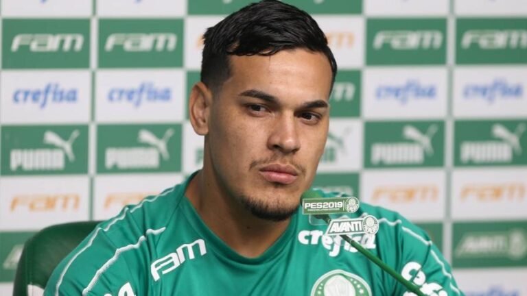 Gustavo Gómez celebra a marca de 100 jogos pelo Palmeiras