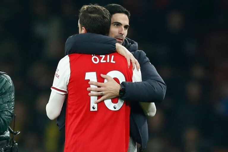 Arteta lamenta situação de Özil no Arsenal, mas faz ponderação