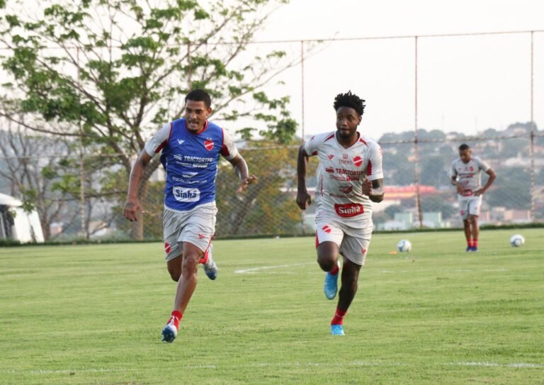 Após deixar o Vila Nova, Francis busca acertar com novo clube em breve