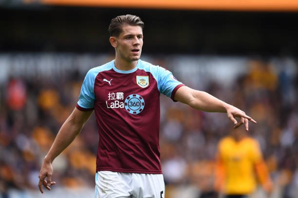 Leicester City e West Ham disputam zagueiro inglês