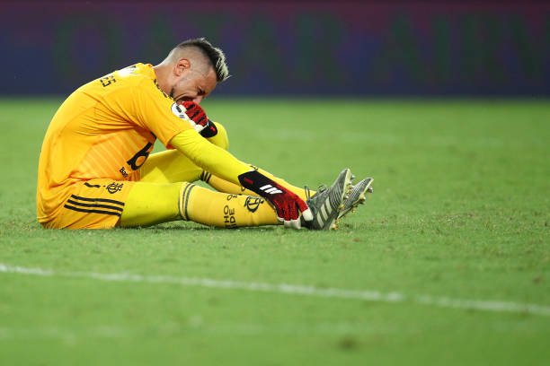 Diego Alves sente desconforto e está fora da partida contra o Fortaleza