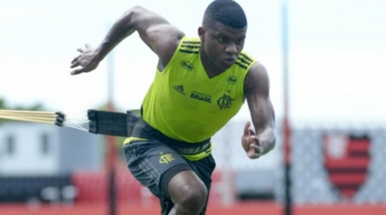 Após ser afastado do elenco profissional, Lincoln se junta e treina com elenco sub-18