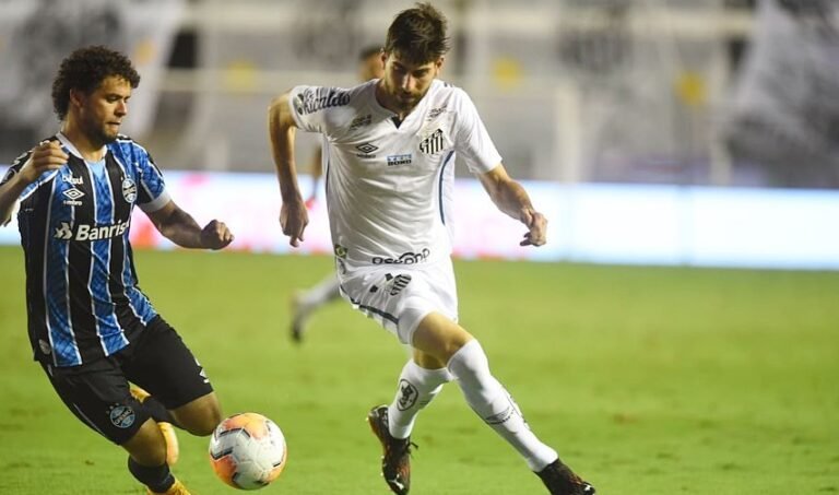 Cuca diz que Santos tem menos chance de passar pelo Boca com saída de zagueiros