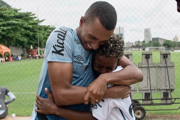 Luiz Eduardo, vítima de racismo, conhece jogadores do Santos no CT Rei Pelé