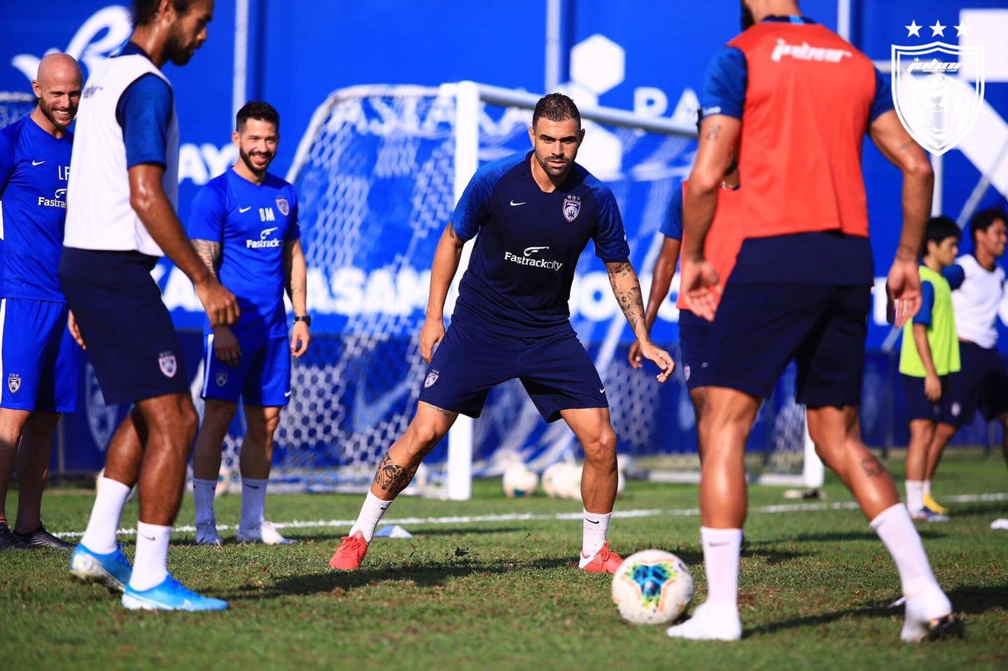 Após destaque no Johor, Maurício renova por mais três épocas no clube