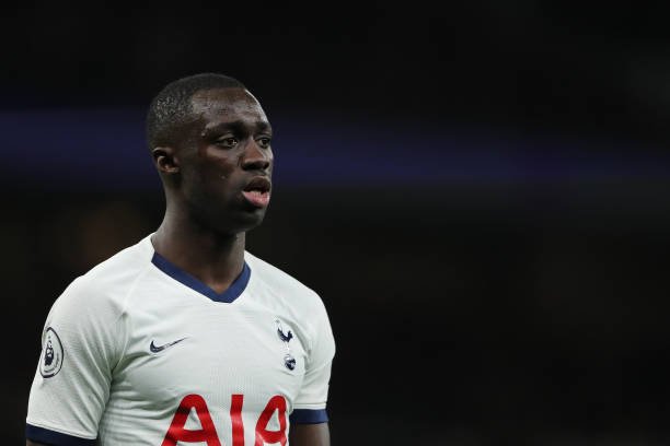 Tottenham oferece zagueiro para reforçar o Milan, afirma jornal