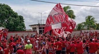 Torcida do América-RN provoca aglomeração em frente ao CT do clube