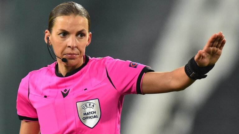 Stéphanie Frappart, a primeira mulher a apitar um jogo de Champions League