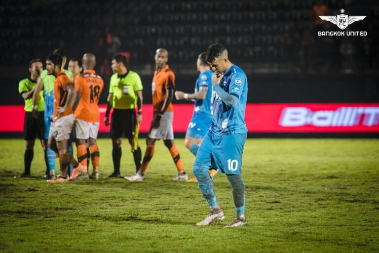 No futebol tailandês, o meia-atacante Vander impressiona