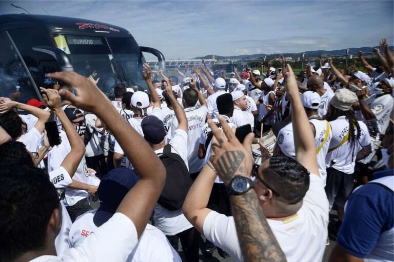 Festa da torcida e aglomeração no embarque do Santos para a final da Libertadores