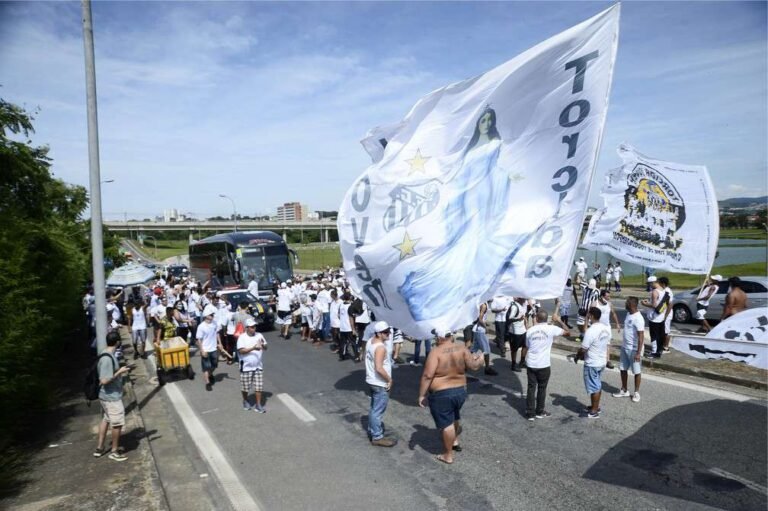 Festa da torcida e aglomeração no embarque do Santos para a final da Libertadores