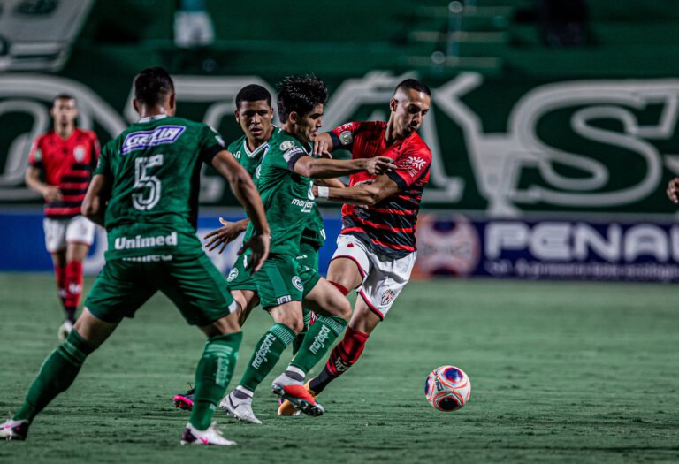 Goiás perde clássico e vê rival na liderança isolada
