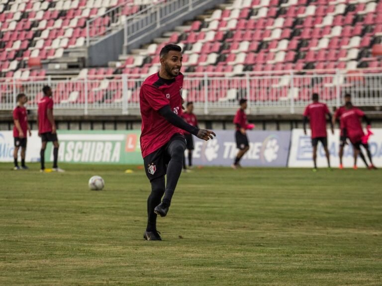 Bahia anuncia contratação do lateral-direito Renan Guedes para o time de transição