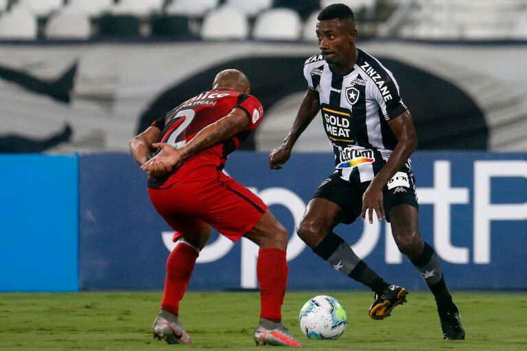 Em show de chances perdidas, Botafogo é derrotado pelo Athletico Paranaense