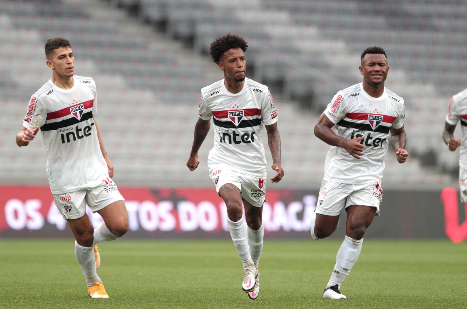 São Paulo empata com Athletico-PR e perde chance de abrir vantagem na liderança