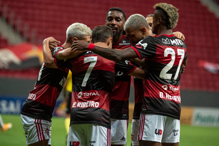 Flamengo vence Palmeiras e continua na briga pelo título