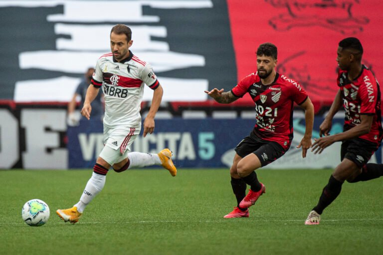 Flamengo perde para o Athletico-PR e se afasta da liderança