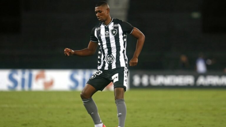 Cruz Azul aumenta proposta por Kanu e Botafogo aceita, mas impões novas condições