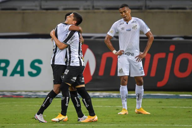 Atlético-MG vence e encosta no líder