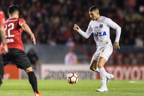 Alison testa positivo para Covid-19 e pode desfalcar o Santos na final da Libertadores