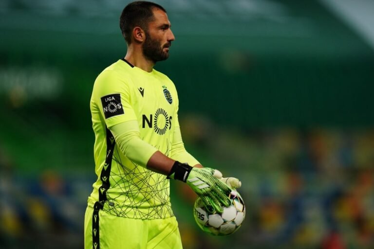 Adán eleito melhor goleiro do mês