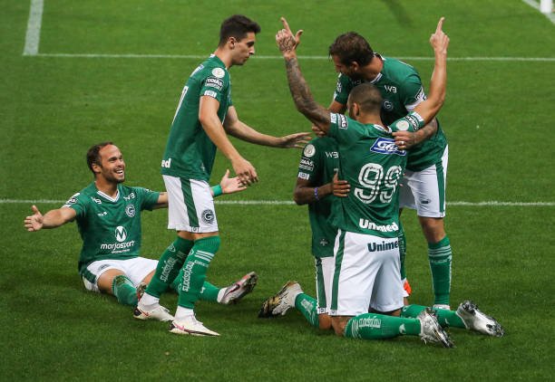 Goiás surpreende Santos e mantém viva esperança de permanência na Série A