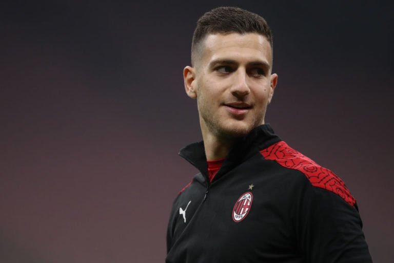 Barcelona brigará pela contratação de Dalot com o Milan