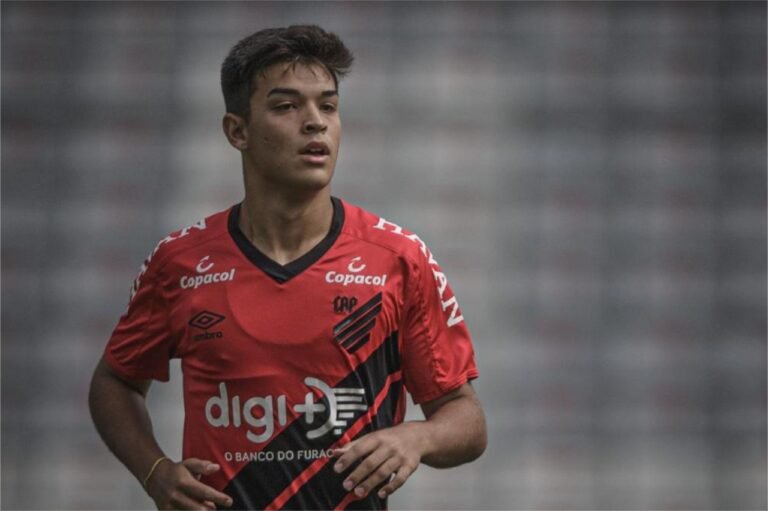 Vialle pede Athletico atento em ‘decisão de 180 minutos’ diante do Flamengo pela semi do Brasileiro Sub-20