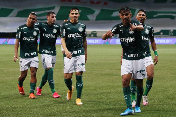 Torcida do Palmeiras faz festa e apoia jogadores antes de embarque para a Argentina