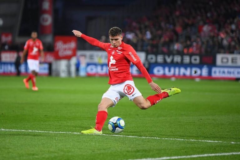 Romain Perraud, o lateral canhoto que interessa o Real Madrid